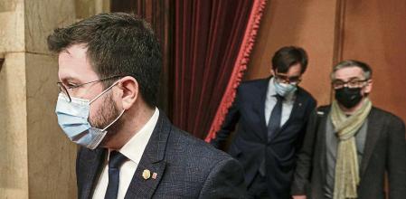 GRAFCAT5188. BARCELONA, 24/03/2022.- El presidente de la Generalitat, Pere Aragonès, entra en el hemiciclo seguido del líder del PSC, Salvador Illa (c), y el diputado de ERC, Josep Maria Juvé (d), durante la tercera jornada de la sesión plenaria del Parlament de Cataluña, marcada por las tensiones entre el Govern y el sector educativo, las consecuencias sociales y económicas derivadas de la guerra en Ucrania y los recelos entre ERC y JxCat. EFE/Quique García