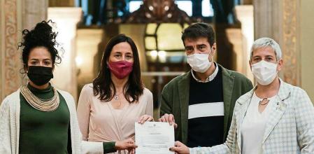 GRAFCAT5178. BARCELONA, 24/03/2022.- Los diputados del PSC, Esther Niubó, (2i), de JxCAT, Francesc Ten (2d), de En Comú Podem, Jessica González (i), y de ERC, Mónica Palacín (d), posan para los medios de comunicación tras llegar a un acuerdo para modificar la ley de política lingüística durante la tercera jornada de la sesión plenaria del Parlament de Cataluña, marcada por las tensiones entre el Govern y el sector educativo, las consecuencias sociales y económicas derivadas de la guerra en Ucrania y los recelos entre ERC y JxCat. EFE/Quique García