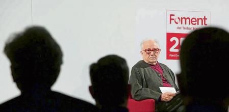 FOTO ALEX GARCIA CONFERENCIA SOBRE EL FUTURO DE LA METROPOLI DE JOSEP ACEBILLO, EX ARQUITECTO JEFE DEL AYUNTAMIENTO EN FOMENT DEL TREBALL 2022/03/24