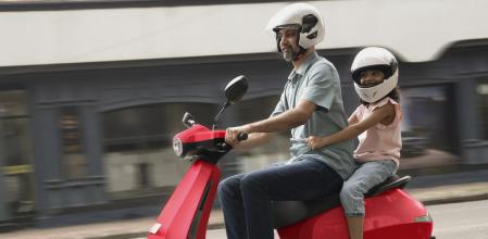 Aunque la batería no sea extraíble podemos cargar motos eléctricas en un enchufe apropiado..