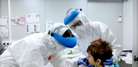 foto XAVIER CERVERA 22/12/2021 un niño de siete años (permiso del padre) le realizan un PCR en un modulo-container adjunto a un CAP de l eixample, barcelona, tras conocerse en su clase un caso positivo el viernes pasado (hoy es miercoles...) y confinarlos a todos por colapso en los CAPs no han realizado el test PCR hasta cinco dias despues, en 24-48h se sabra el resultado ;y la vacuna covid para hoy...se tendrá q postergar hasta saber el resultado negativo del test