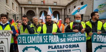 Miembros de la Plataforma Nacional en Defensa del Transporte durante la manifestación de este viernes ante el Ministerio de Transportes