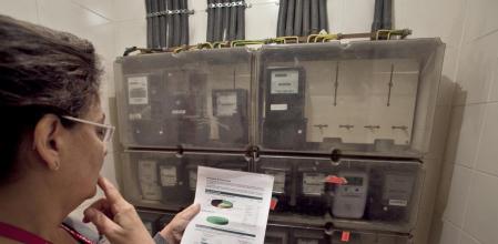 FOTO MAITE CRUZ. BARCELONA 05 11 2013. REPORTAJE SOBRE COMO AHORRAR MAS ENERGIA ELECTRICA. EN LA FOTO UNA VECINA DE CARRER ARAGON CON LAS FACTURAS DE LUZ DE UNA COMPAÃ#{emoji}145;IA QUE AYUDA A AHORRAR 