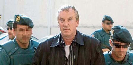 ESPAÑA-MAFIA RUSA:PM03. PALMA DE MALLORCA, 14/06/08.- El ciudadano ruso Gennadios 'Petrov', detenido ayer en Calviá (Mallorca) en la operación contra la mafia rusa desarrollada en varias provincias españolas, es trasladado en medio de importantes medidas de seguridad a la sede de los Juzgados de Palma, en donde el juez de la Audiencia Nacional Baltasar Garzón le tomó hoy declaración. EFE / MONTSERRAT T DIEZ