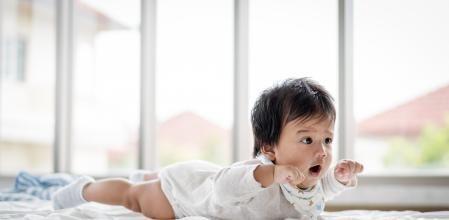 Bebé haciendo fuerza para darse la vuelta