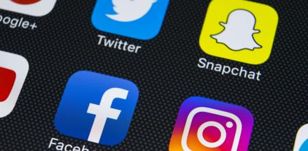 Iconos de las apps de Facebook e Instagram en un iPhone