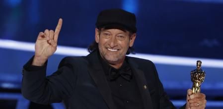 Kotsur al recoger su estatuilla