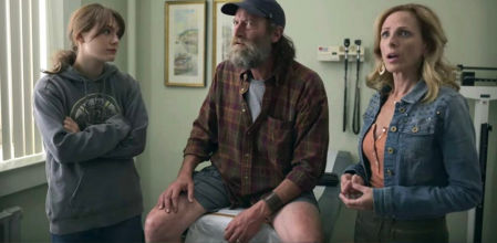 Emilia Jones, Troy Kotsur y Marlee Matlin en un fotograma de 'CODA: Los sonidos del silencio', la película ganadora del Oscar 2022