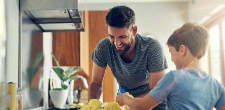 Padre y su hijo limpiando la cocina