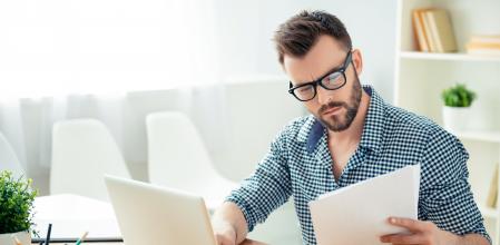 Treintañero revisa documentación