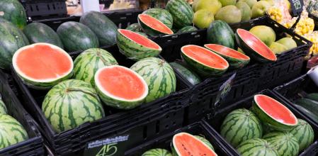 Sandía ya cortada expuesta en el supermercado