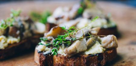 Tostadas con champiñones y hummus