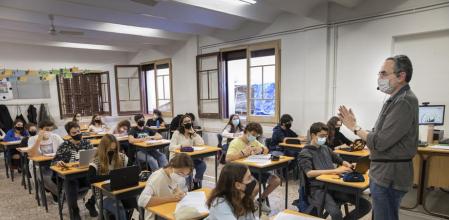 -BARCELONA- CLASE PRESENCIAL EN ESCOLA PIA BALMES DE PRIMERO DE BACHILLERATO CIENTÍFICO-CLASE DE FILOSOFÍA PROFESOR DAVID ASTRADA- FOTO ANA JIMENEZ