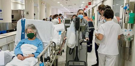 FOTO ALEX GARCIA REPORTAJE HOSPITAL VALL D’HEBRON DURANTE EL INCREMENTO DE CASOS DE INFECCION EN LA SEXTA OLA DE LA PANDEMIA DE COVID. EN LA FOTO CARMEN, INGRESADA POR UNA ROTURA DE PERONE AL CAER POR UN MAREO, ESPERA EN LAS DEPENDENCIAS DE URGENCIAS 2021/12/30