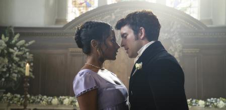 Simone Ashley era conocida por 'Sex education' y Jonathan Bailey por 'Crashing'.