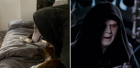 Con la ayuda de una capa y diferentes atuendos logra recrear escenas muy conocidas