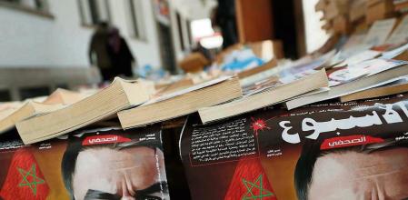 GRAF1019. RABAT, 01/04/2022.- Vista de ejemplares de prensa en un quiosco de Rabat, este viernes. La prensa marroquí ha calificado de «hito histórico» la nueva posición de España en la cuestión del Sáhara Occidental, que ha sido recibido con satisfacción en Marruecos. EFE/Mariscal