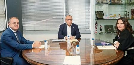 Reunión mantenida este viernes entre el presidente del Comité Olímpico Español, Alejandro Blanco, el secretario de Estado para el Deporte, José Manuel Franco y la consellera de presidencia de la Generalitat de Catalunya, Laura Vilagrà.