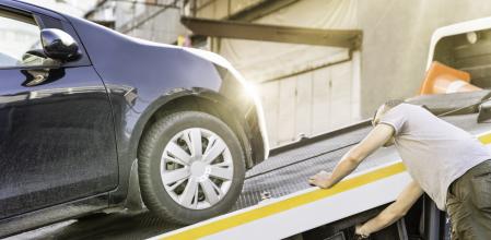 Grúa cargando un coche averiado