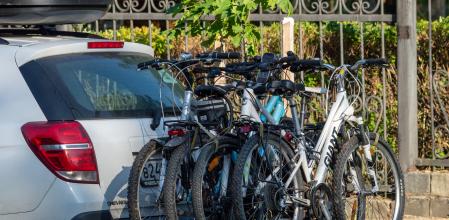Un coche lleva cuatro bicicletas en la barra trasera