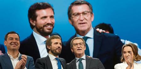 SEVILLA, 02/04/2022.- El nuevo presidente del PP, Alberto Núñez Feijóo (2d), junto a su antecesor en el cargo Pablo Casado (2i) tras su discurso en la segunda jornada del XX Congreso Nacional del PP que se celebra en Sevilla. Alberto Núñez Feijóo ha sido elegido este sábado nuevo presidente del PP con el 98,35 por ciento de los votos válidos de los compromisarios congregados en la capital andaluza. EFE/Julio Muñoz