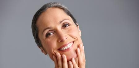 Una mujer madura cuida su piel