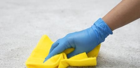 Limpiando una alfombra