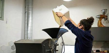 Culto al Cafe, tueste de cafe en el local SlowMov en el barrio de Gracia