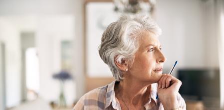Una mujer de cierta edad se muestra pensativa