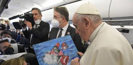 El Papa francisco durante su regreso de Malta, cuando recomendó la obra de Amets Arzallus y Ibrahima Balde.