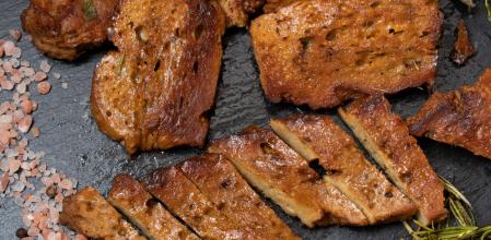 El seitán es un producto vegetal elaborado a partir del gluten del trigo, uno de los cereales más ricos en proteínas