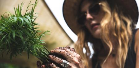 Una mujer aprende la técnica Kokedama