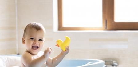 No es necesario bañar al bebé a diario