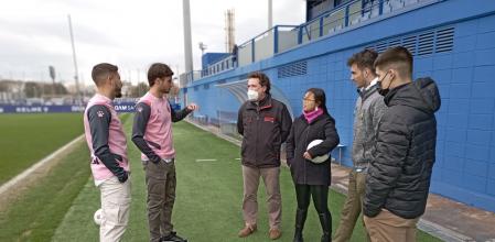 Los cuatro ganadores del sorteo hablando con los jugadores del RCD Espanyol,