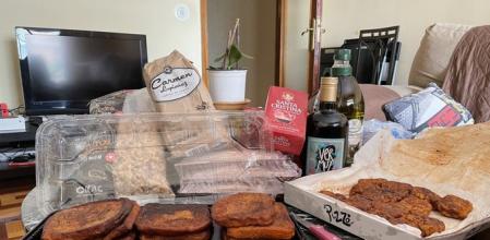 Le pide a su madre que le envíe café y aceite y lo que ocurre cautiva en redes: “Que me adopte”