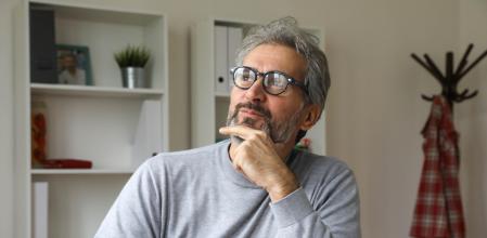 Hombre maduro pensativo