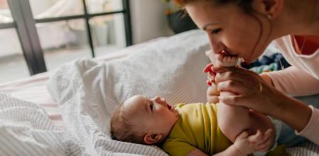 Madre jugando con su bebé
