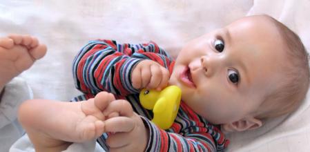 Bebé con juguete