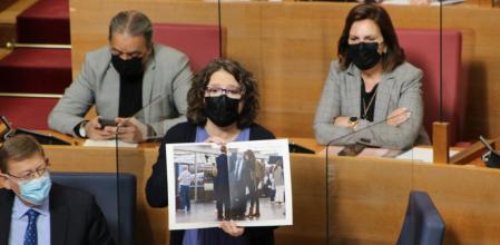 Mónica Oltra muestra una foto en la que se ve a Francisco Camps, Cristina Seguí y Alberto de Rosa esperando al AVE en Atocha