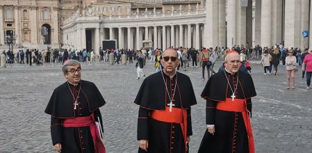 El cardenal Juan José Omella, presidente de la Conferencia Episcopal, acompañado del cardenal Carlos Osoro y el secretario general Luis Argüello en San Pedro