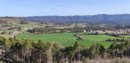 Sant Pere de Sallavinera al fondo a la derecha y el castillo de Boixadors al fondo.