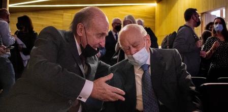 Miquel Roca y Jordi Pujol tras el acto de arranque del Año Ramon Trias Fargas