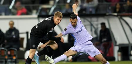 Frankfurt (Germany), 07/04/2022.- Kristijan Jakic (L) of Frankfurt in action against Sergio Busquets of Barcelona during the UEFA Europa League quarter final, first leg soccer match between Eintracht Frankfurt and FC Barcelona in Frankfurt, Germany, 07 April 2022. (Alemania) EFE/EPA/RONALD WITTEK