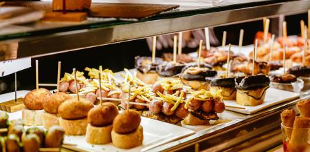Barra de pintxos de un bar de San Sebastián