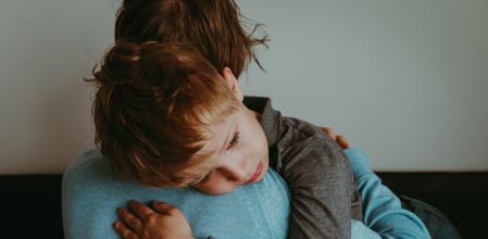 Padre reconfortando a su hijo