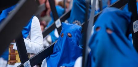 Nazarenos de la Hermandad de La Hiniesta, que procesiona el Domingo de Ramos.