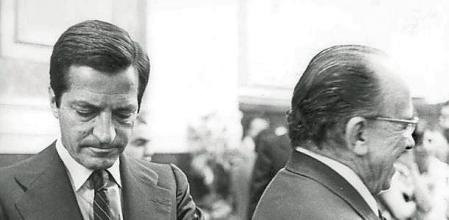 CONSTITUCION DEL CONGRESO Y DEL SENADO: Madrid, 13/07/1977 .- El presidente del Gobierno, Adolfo Suárez, y el secretario general del Partido Comunista de España, Santiago Carrillo, toman un pequeño descanso durante una pausa de la sesión de constitución del Congreso y del Senado, han resultado elegidos Fernando Alvarez de Miranda y Antonio Fontán, ambos de UCD, como presidentes del Congreso y del Senado respectivamente. EFE/rba