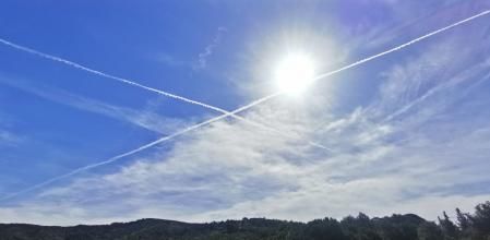 Vista de las estelas de condensación en el Vallès.