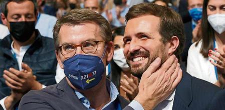 SEVILLA, 01/04/2022.- El presidente de Galicia, Alberto Núñez Feijóo (i), y el actual presidente del PP, Pablo Casado (d), durante el XX Congreso Nacional del partido en Sevilla que comienza este viernes y que elegirá por aclamación a su nuevo presidente. EFE/ Julio Muñoz
