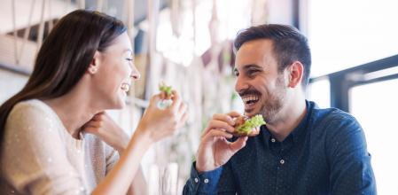 Pareja en un restaurante